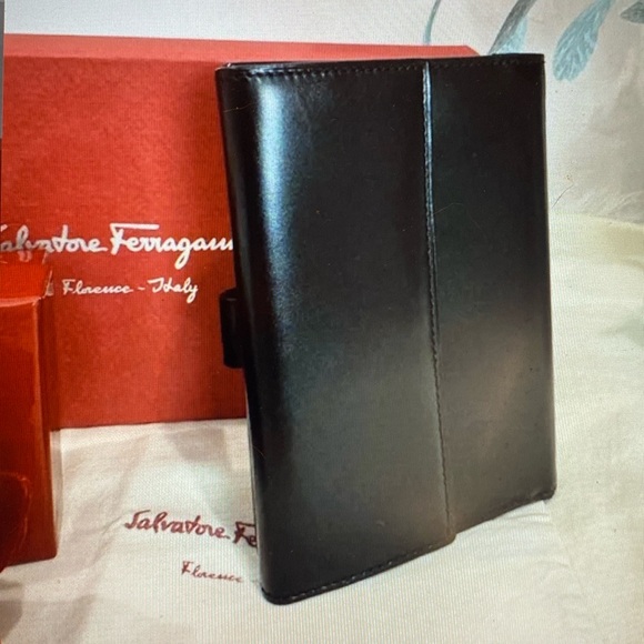 BUNDLE OF 2 - Salvatore Ferragamo Wallet & Bracelet - Picture 6 of 16